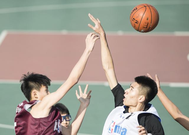 巴萨希望找到一个“新阿劳霍”，他们对现年21岁、身高1.91米的罗马尼亚中卫德拉古辛很感兴趣，球员本赛季为热那亚在意甲联赛中出场16次，打进1球送出1次助攻。